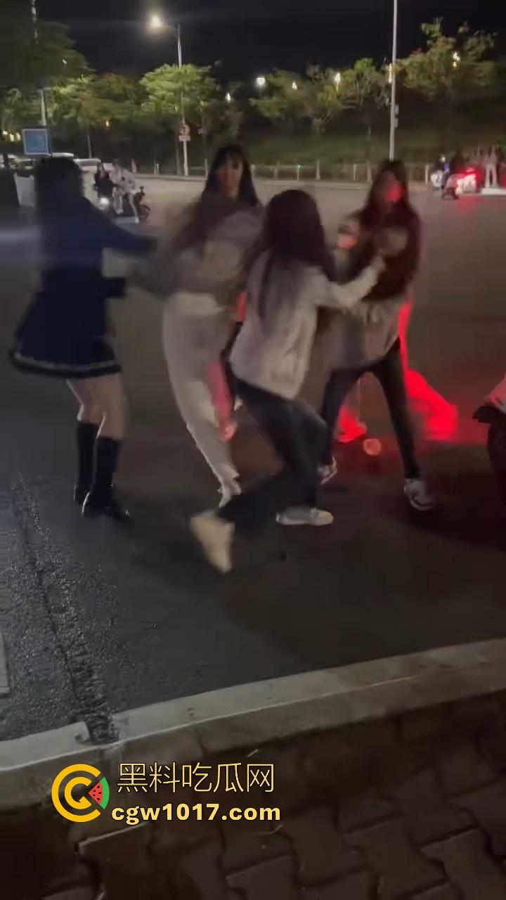 广东潮汕精神小妹街头火拼!多人围殴两人,扯头脚踢肚子跟下体,打得有来有回,好看精神小妹打架观赏性就很足!-1