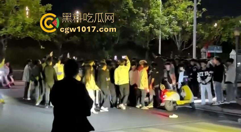 广东潮汕精神小妹街头火拼!多人围殴两人,扯头脚踢肚子跟下体,打得有来有回,好看精神小妹打架观赏性就很足!-6