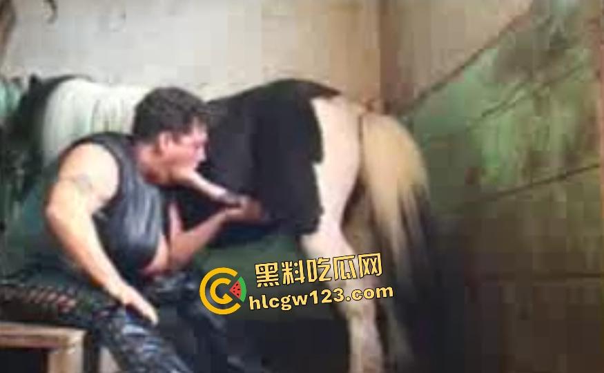 老奶奶吸吮大马鸡巴射精,双手拿着鸡巴像一把枪一样捅进嘴里,精子一股草味!-5