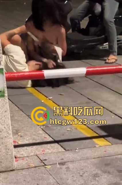 广西两精神小妹打架 大胸妹子吊带都被扒光，旁边精神小伙上去帮忙用摩托车撞 真是畜生！-6