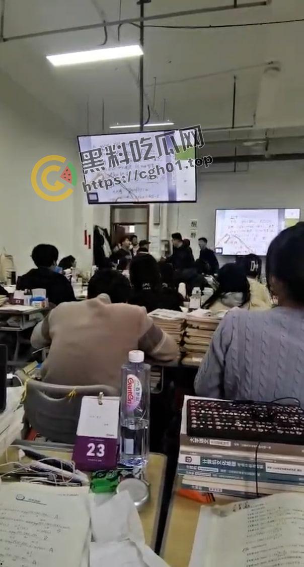 济南长清校区男生和女班主任偷情 被老师男朋友上门质问 真男人决斗-6