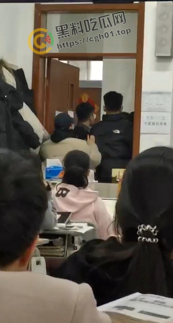 济南长清校区男生和女班主任偷情 被老师男朋友上门质问 真男人决斗-7