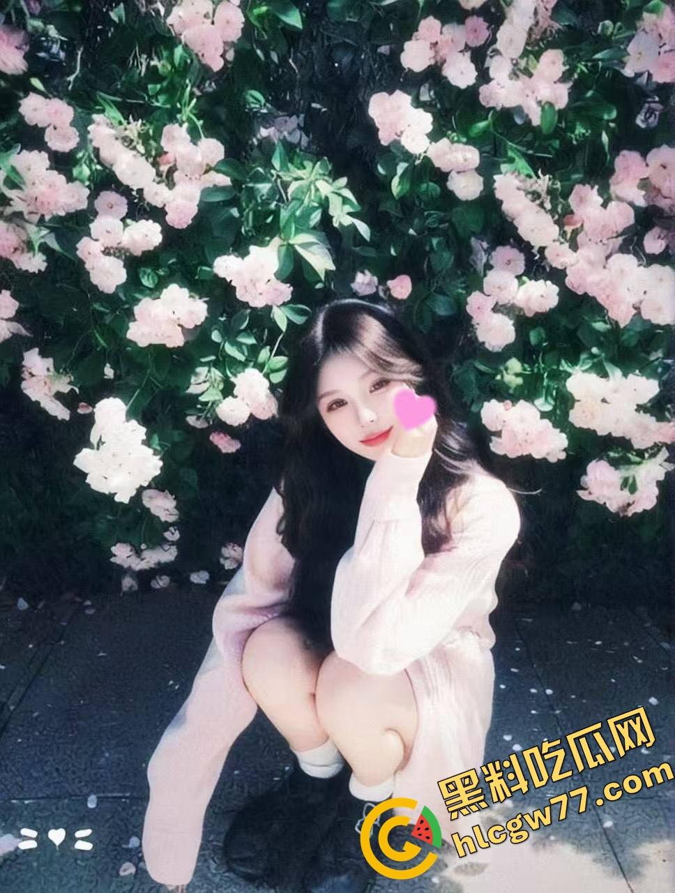 一龙两凤顶级操演，沪上大哥找Coser圈两个妹子双人足交舔屌，蜜桃臀齐飞根本不知干哪边！-2