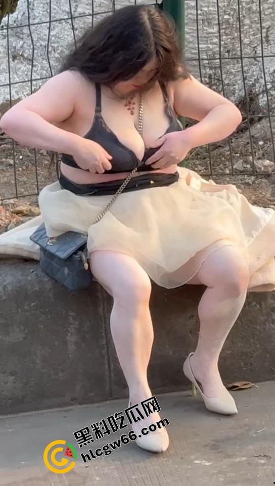 微胖美女整理奶罩全程高能!肉弹战车缓缓启动,这晃动幅度不是谁的内衣都扛得住的!-6