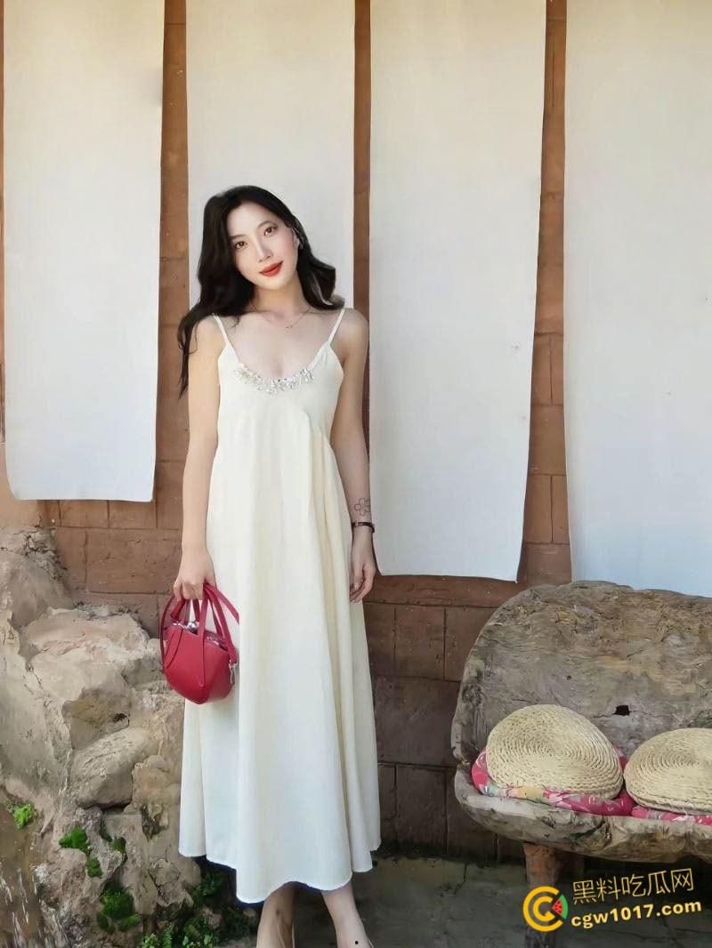 广东惠州小少妇【方瑞祺】,家中跪地口交榨精,打飞机手法堪比技师,黑丝翘臀足交,极致诱惑汁溅高潮!-1