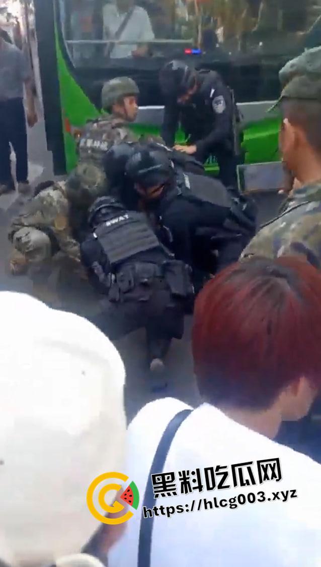四川自贡37路公交车伤人现场 男子砍死司机挟持乘客 出动特警军队抓捕 满脸都是别人的血-4