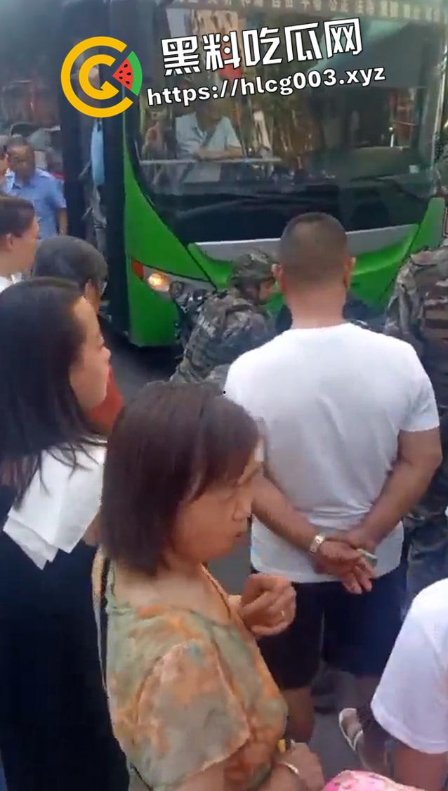四川自贡37路公交车伤人现场 男子砍死司机挟持乘客 出动特警军队抓捕 满脸都是别人的血-5