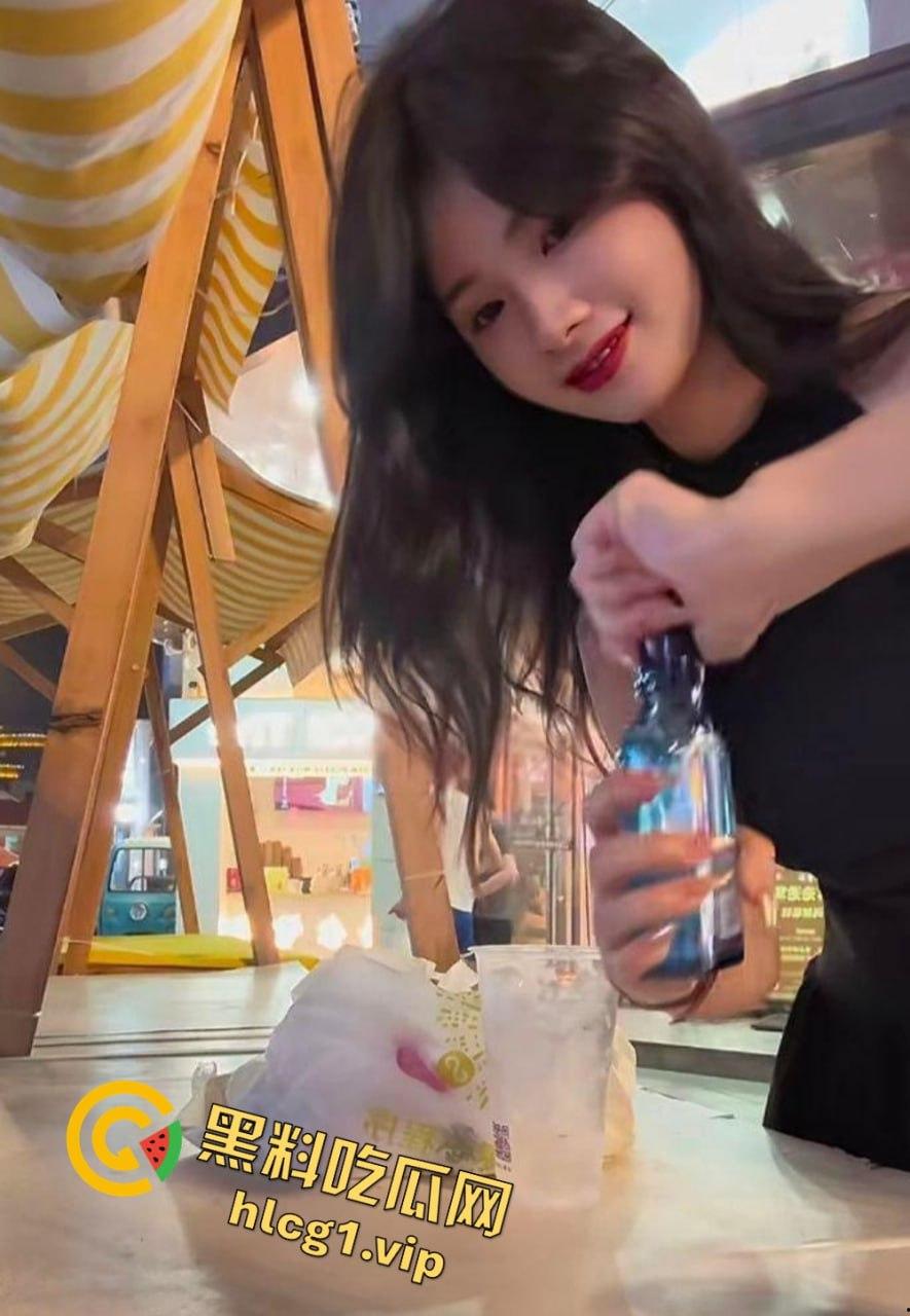 抖音60万粉丝的快乐小宝出手阔绰!酒吧豪掷千金点男模,腹肌小哥享受顶级福利!-5