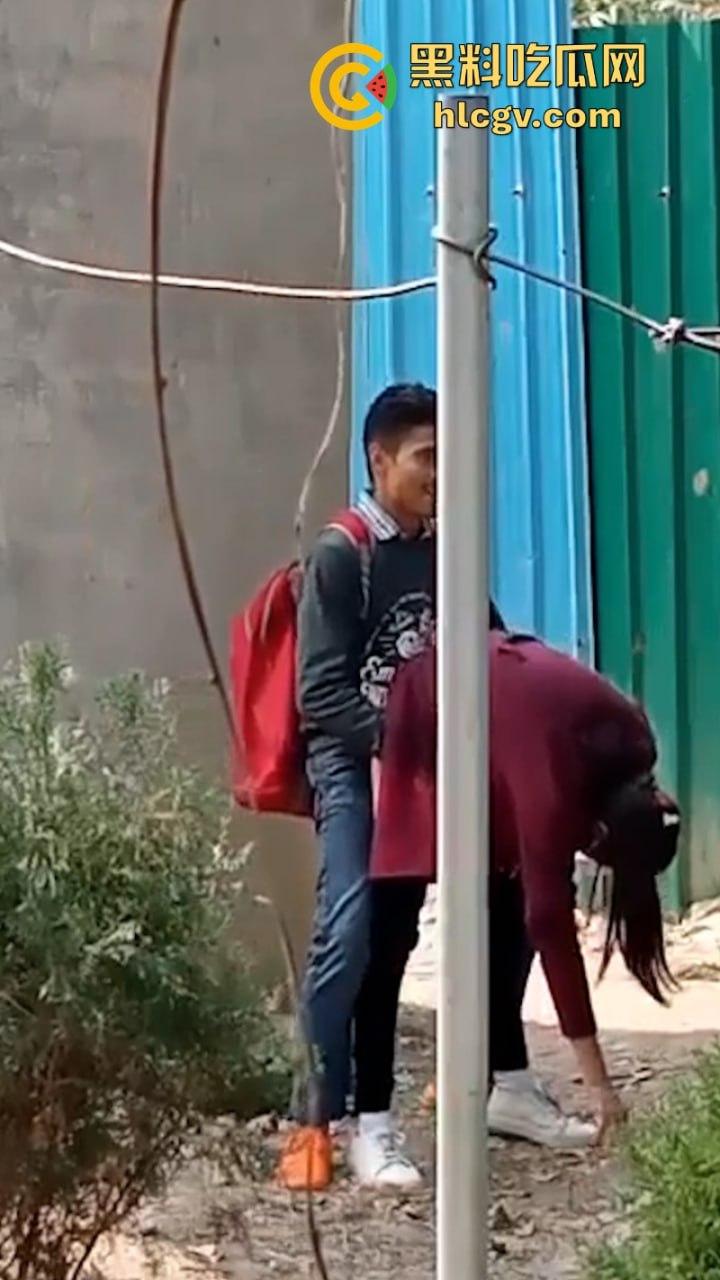 印度街头年轻小哥露天吃快餐 后入内射口交全套服务十分钟解决-1