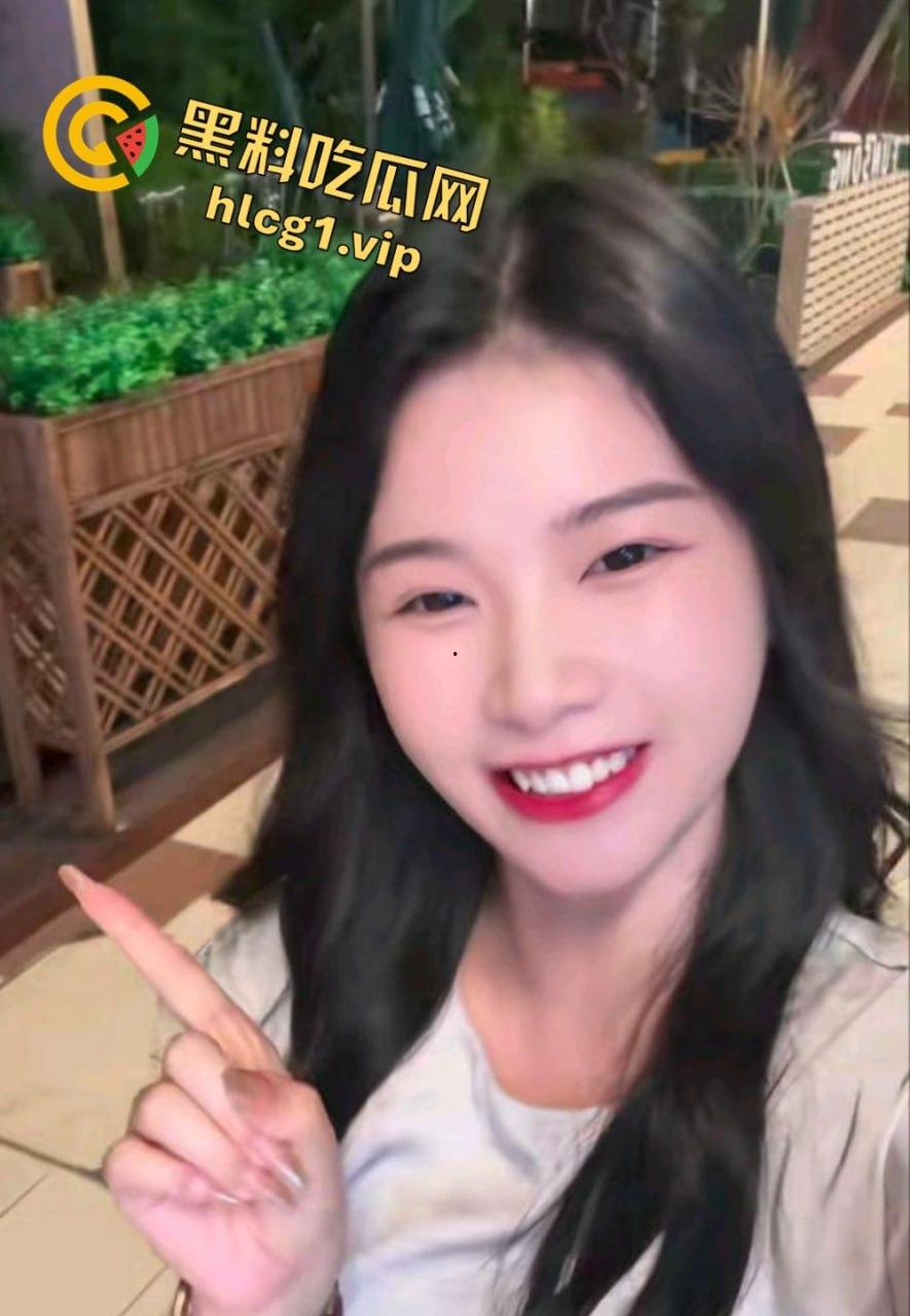 抖音60万粉丝的快乐小宝出手阔绰!酒吧豪掷千金点男模,腹肌小哥享受顶级福利!-7