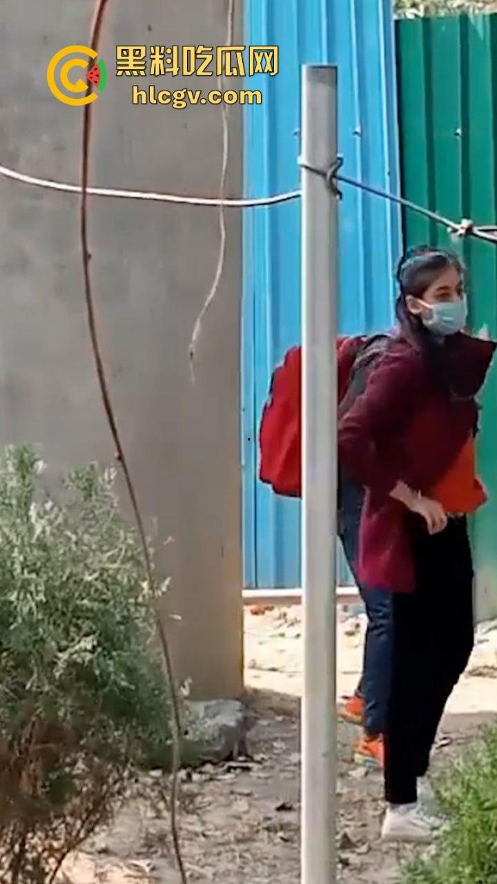 印度街头年轻小哥露天吃快餐 后入内射口交全套服务十分钟解决-5