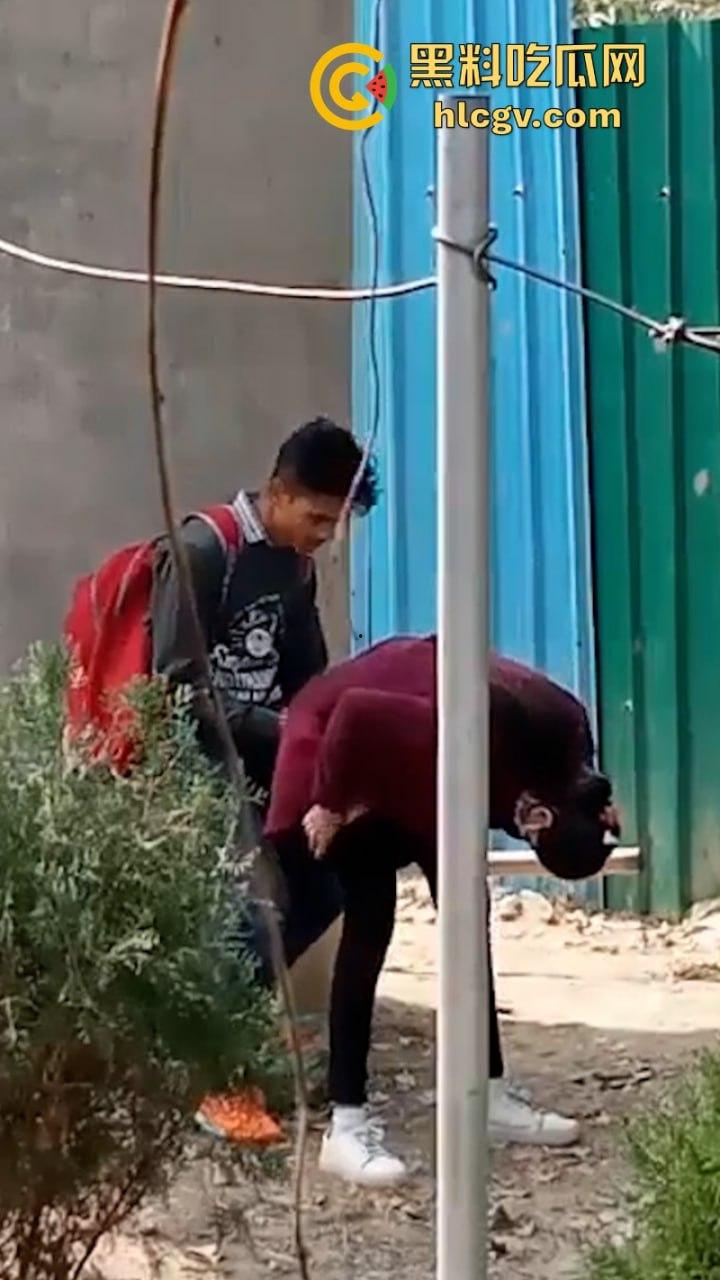 印度街头年轻小哥露天吃快餐 后入内射口交全套服务十分钟解决-6