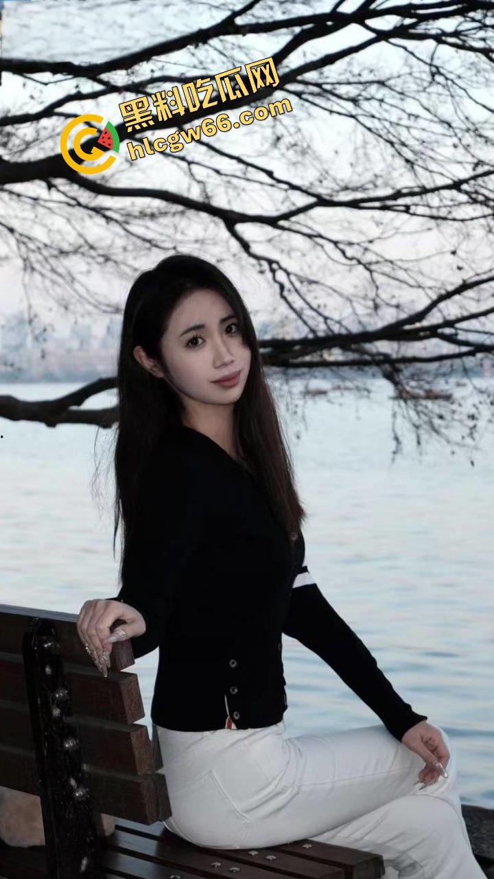 成都大学仙女校花【梁兴丽】02年嫩妹主动掰逼求操，约炮调教片疯传，成全网共享小肉便器！-1