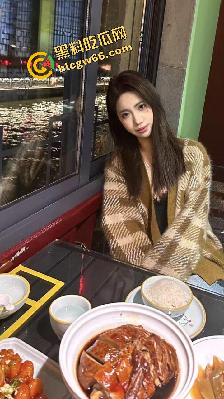 成都大学仙女校花【梁兴丽】02年嫩妹主动掰逼求操，约炮调教片疯传，成全网共享小肉便器！-2