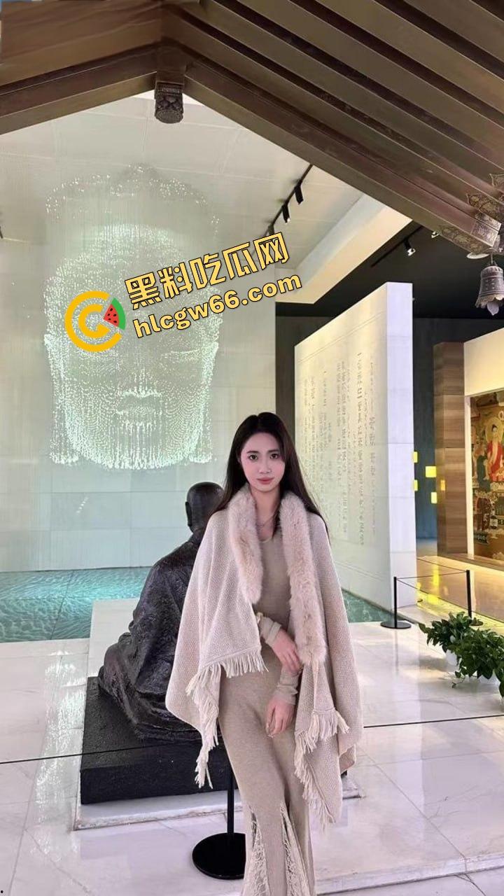 成都大学仙女校花【梁兴丽】02年嫩妹主动掰逼求操，约炮调教片疯传，成全网共享小肉便器！-4