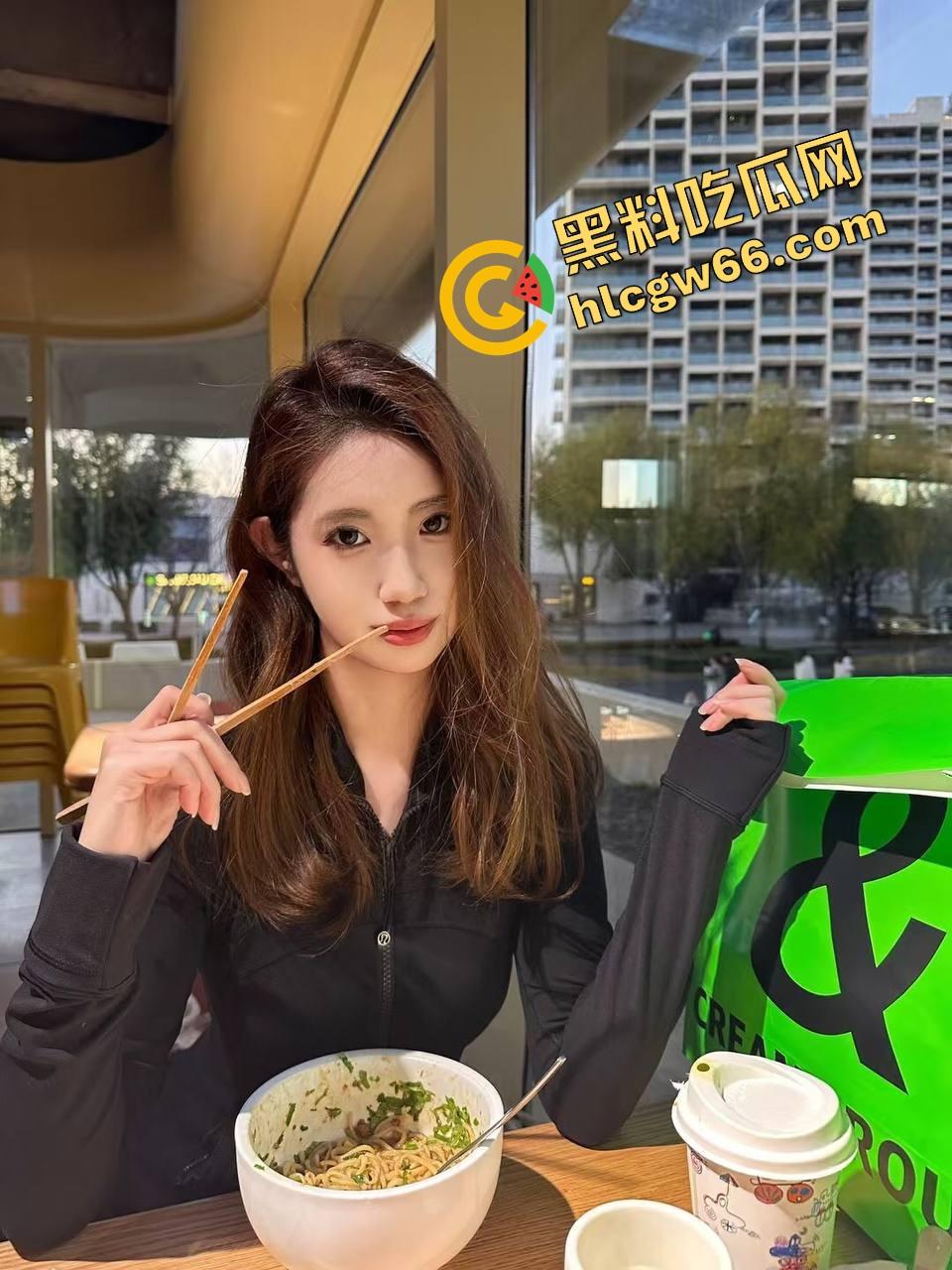 成都大学仙女校花【梁兴丽】02年嫩妹主动掰逼求操，约炮调教片疯传，成全网共享小肉便器！-6