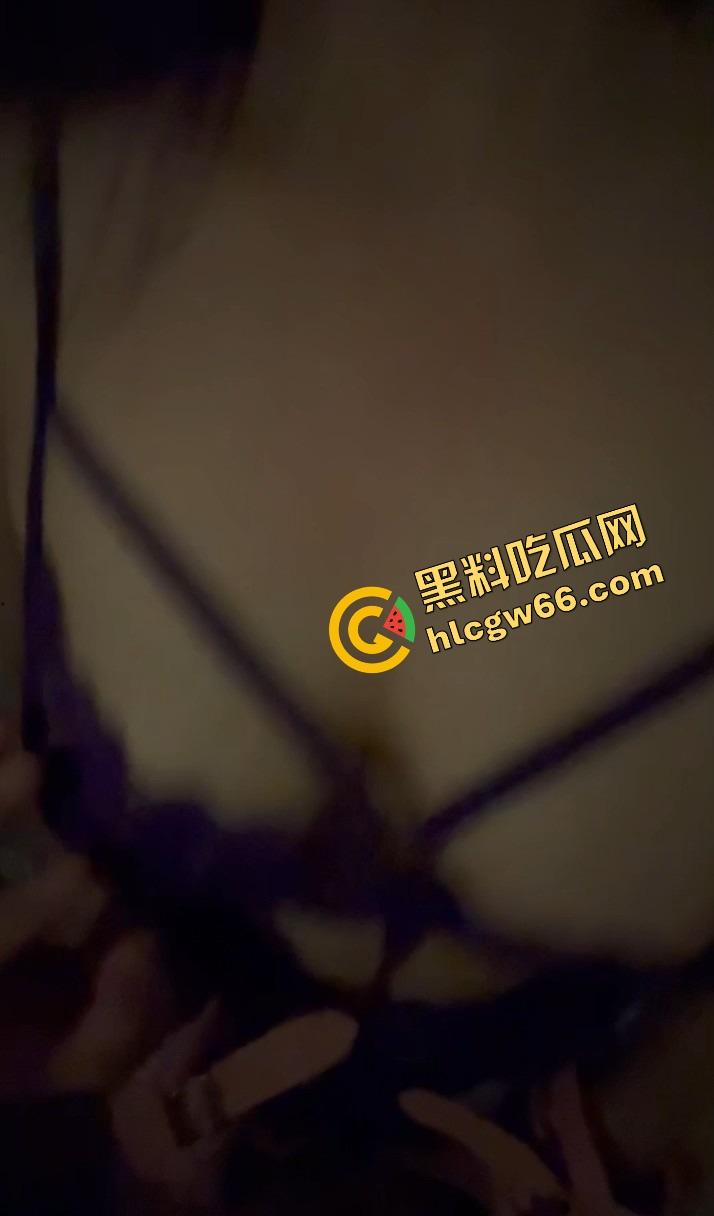 成都大学仙女校花【梁兴丽】02年嫩妹主动掰逼求操，约炮调教片疯传，成全网共享小肉便器！-10