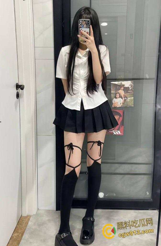 抖音擦边网红【爱吃猪脚饭】,白袜大长腿清纯脸蛋,JK短裙脱下性感内裤,假屌炮机狂插自慰!-2