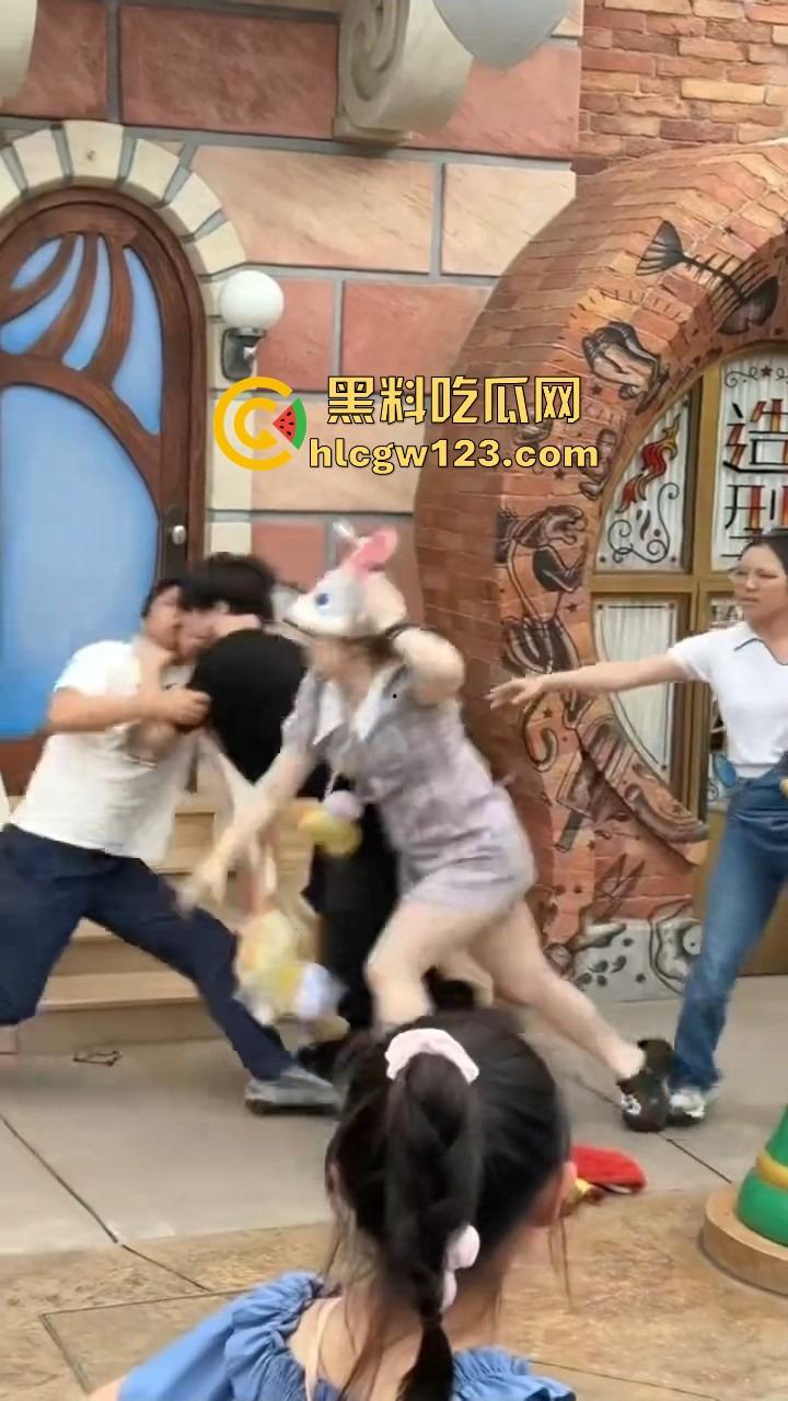 小情侣殴打带娃夫妻,只因排队插队起争执,对方全程不还手,他们却拳脚相向,现在好了赔钱赔麻了!-6