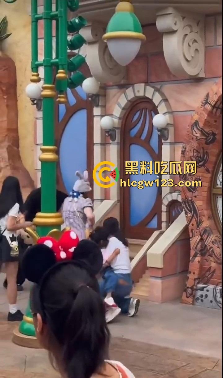 小情侣殴打带娃夫妻,只因排队插队起争执,对方全程不还手,他们却拳脚相向,现在好了赔钱赔麻了!-9