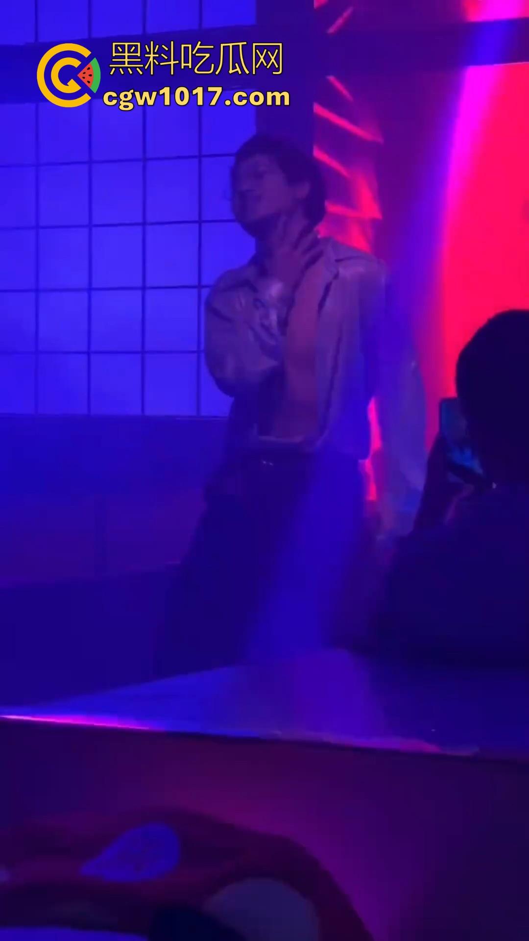 不是兄弟你跟我说这是海底捞？现在吃个火锅都卷成这样了嘛，不知道的以为在夜店呢，还有男模女DJ！-4