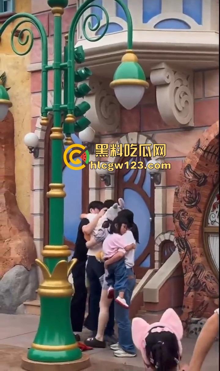 小情侣殴打带娃夫妻,只因排队插队起争执,对方全程不还手,他们却拳脚相向,现在好了赔钱赔麻了!-11