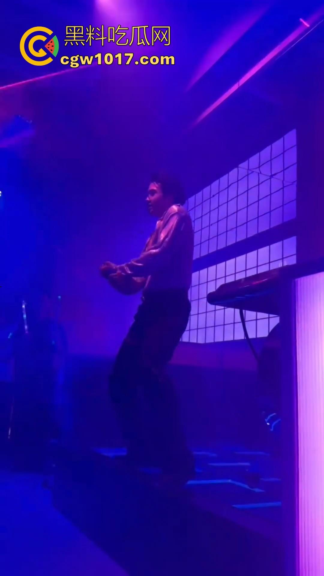 不是兄弟你跟我说这是海底捞？现在吃个火锅都卷成这样了嘛，不知道的以为在夜店呢，还有男模女DJ！-7