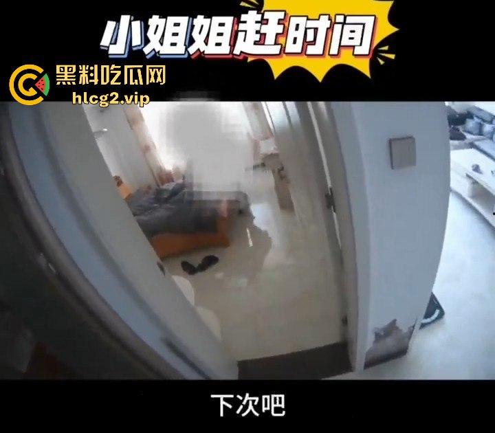 被锁在卧室急着开门？男子提着裤子现身，原来小姐姐心虚有原因！-10