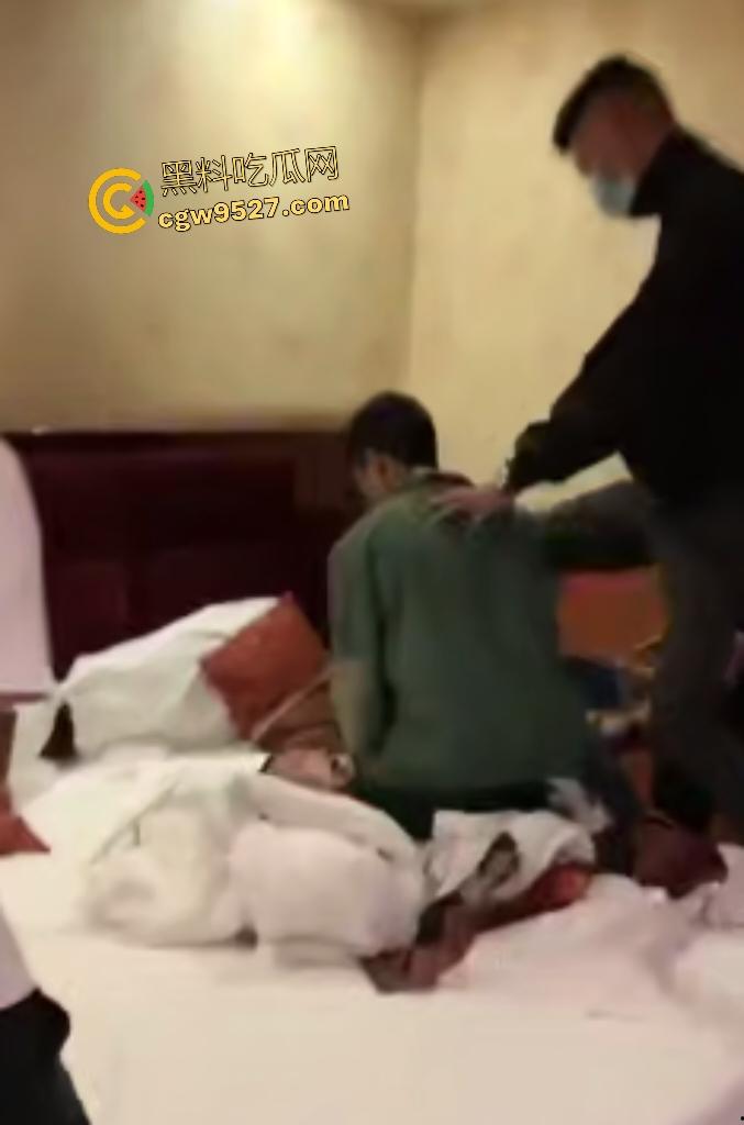 原配老公捉奸带男小三去警局，小三不愿走直接被扇巴掌，这老婆还想跑，老公直接抓头说在床上睡着！-4