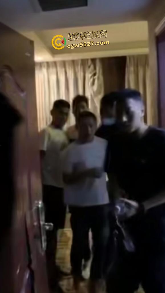 原配老公捉奸带男小三去警局，小三不愿走直接被扇巴掌，这老婆还想跑，老公直接抓头说在床上睡着！-8