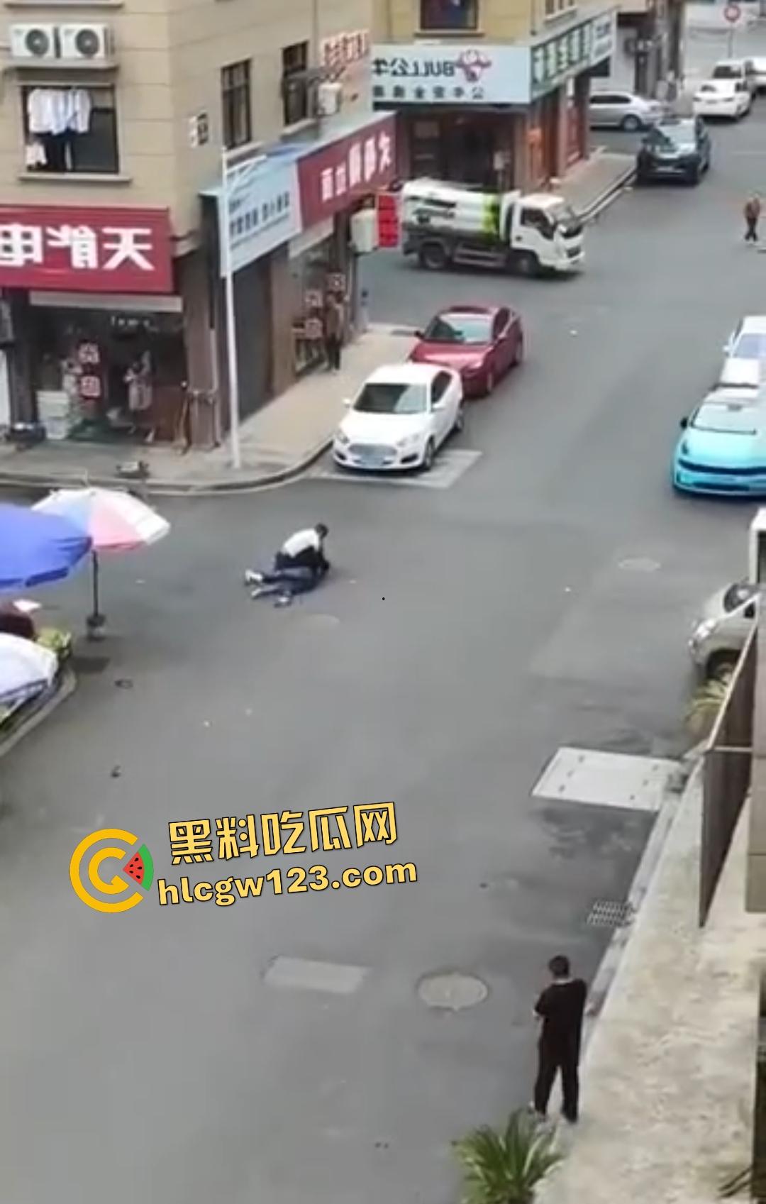 武汉热干面涨价4块变5块!疯男不爽追老板狂砍,吃面舔刀一碗面值一条命!-2