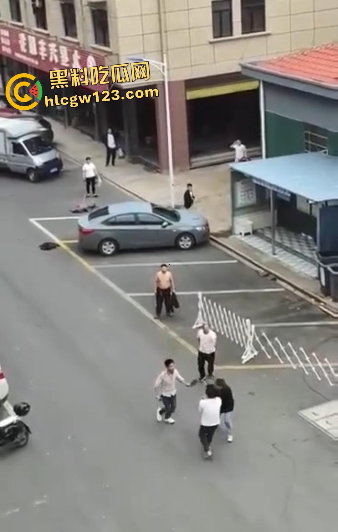 武汉热干面涨价4块变5块!疯男不爽追老板狂砍,吃面舔刀一碗面值一条命!-4