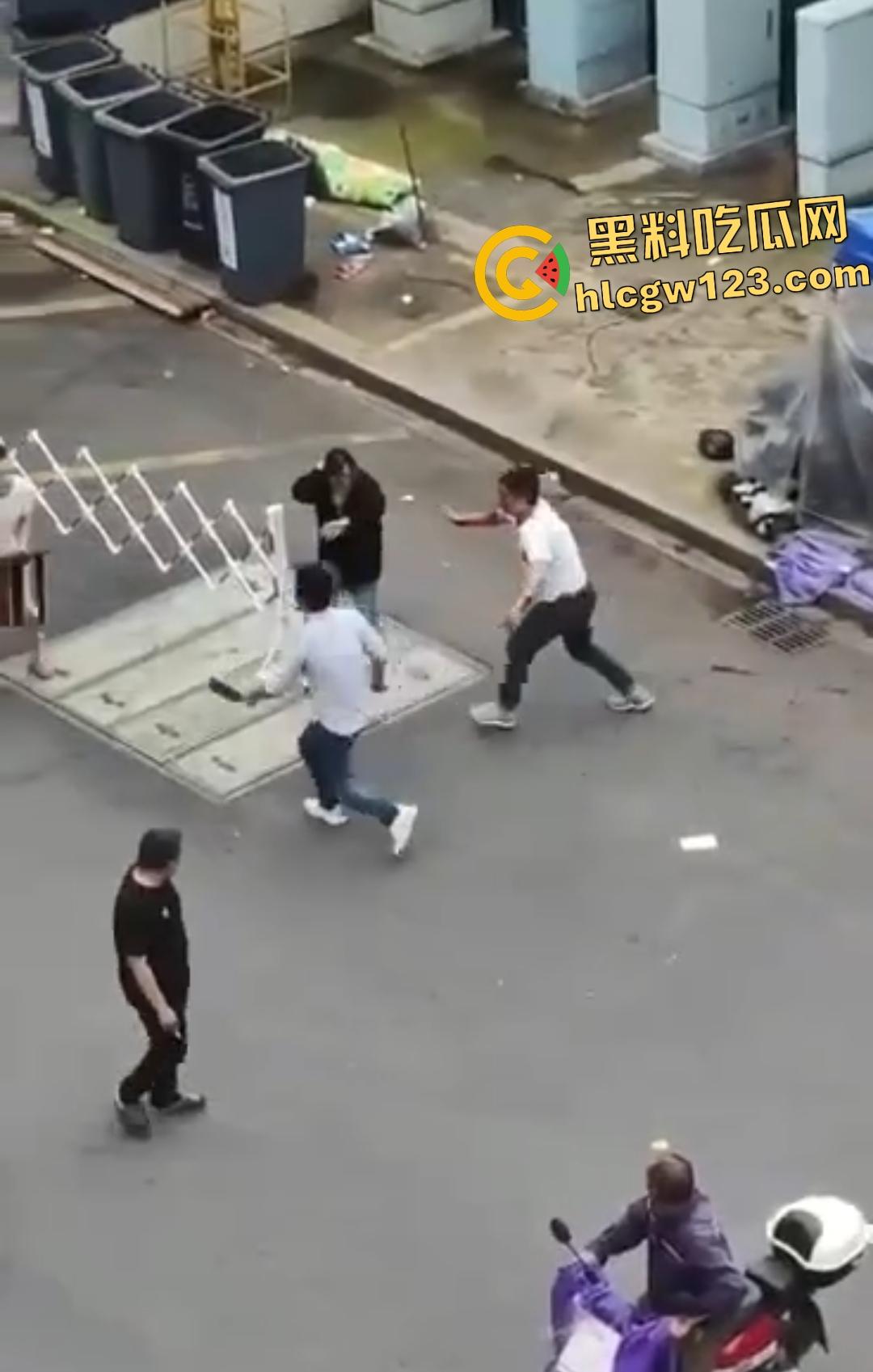 武汉热干面涨价4块变5块!疯男不爽追老板狂砍,吃面舔刀一碗面值一条命!-8