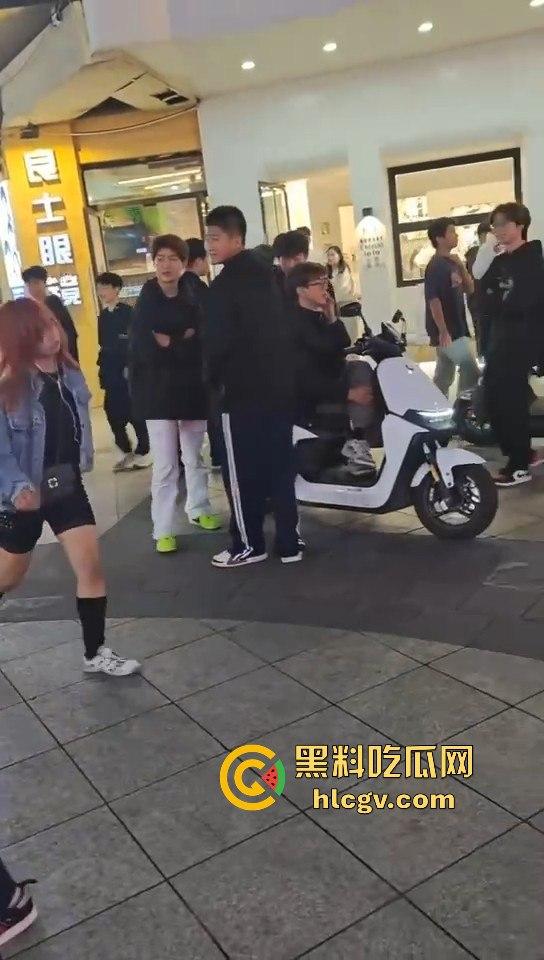 温州龙港财富广场精神小妹街头开打，围观群众看得热闹非凡-6