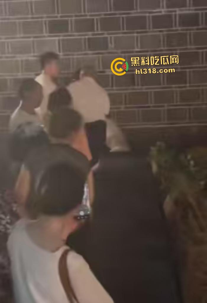 四川宜宾老公不给妻子买秋天第一杯奶茶跳河，白衣小哥拼命抢救还被打，上岸后老公直接一巴掌然后拖走！-3