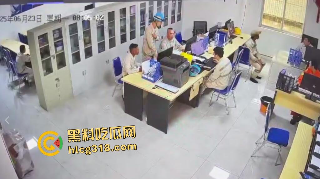 刀仔偷袭工程办公室！员工因看见领导偷情自己老婆的视频连桶数刀报复领导逃逸，这才是真男人啊！-1