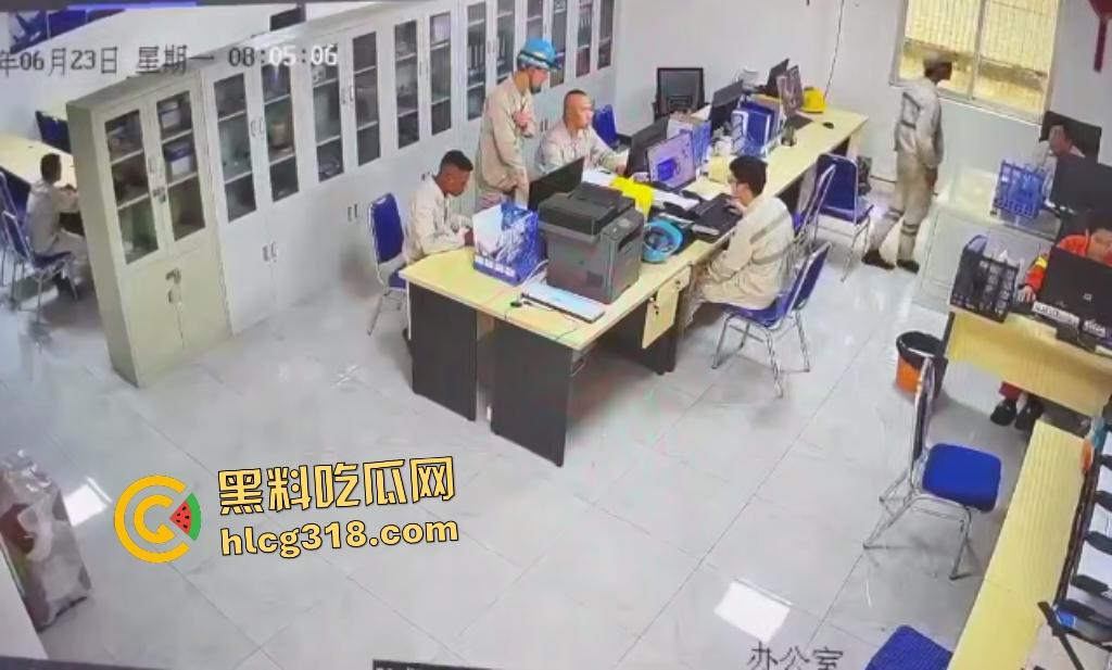 刀仔偷袭工程办公室！员工因看见领导偷情自己老婆的视频连桶数刀报复领导逃逸，这才是真男人啊！-2