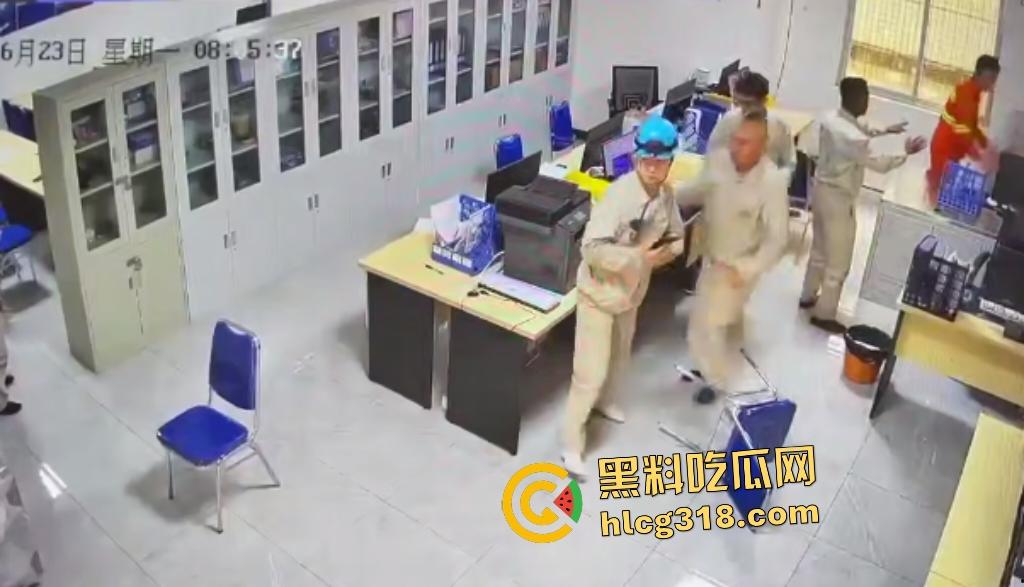 刀仔偷袭工程办公室！员工因看见领导偷情自己老婆的视频连桶数刀报复领导逃逸，这才是真男人啊！-4