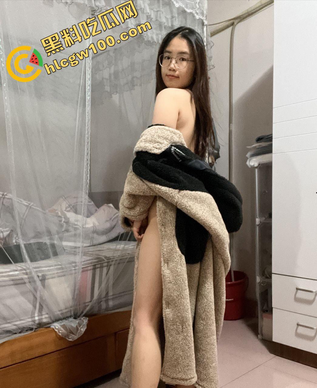 吉大高学历反差研究生【李秋月】,初经人事的她在镜头前卖力而又笨拙的展示自己的酮体-1