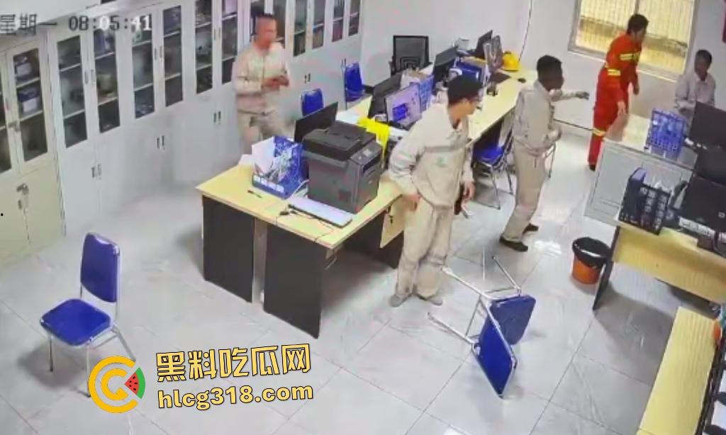 刀仔偷袭工程办公室！员工因看见领导偷情自己老婆的视频连桶数刀报复领导逃逸，这才是真男人啊！-7