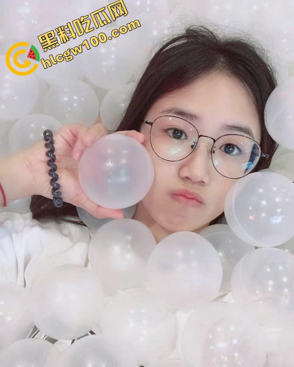 吉大高学历反差研究生【李秋月】,初经人事的她在镜头前卖力而又笨拙的展示自己的酮体-4