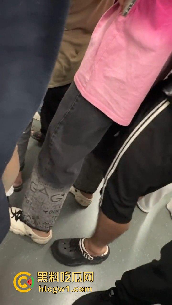广州燕塘站猥琐佬地铁上演痴汉戏码，吓坏女生，最后被带去喝茶！-4