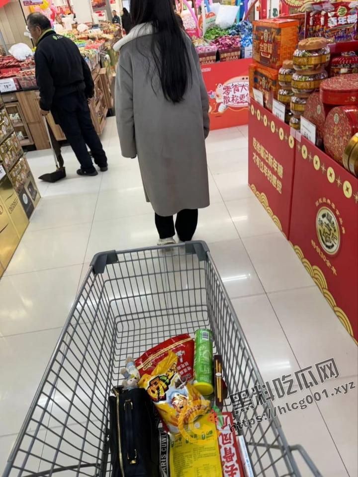 老男人果然都爱萝莉，这不妹子才刚过十八岁就被老男人得逞了！朋友圈发布实战流程：尾随—搭讪—买零食—开房—破处！-10