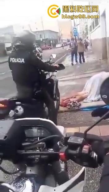 阿三这警察是不是管太宽?流浪汉街头修被子,结果被三个大哥围观打喇叭,搞得他们连个逼都日不下去!-2