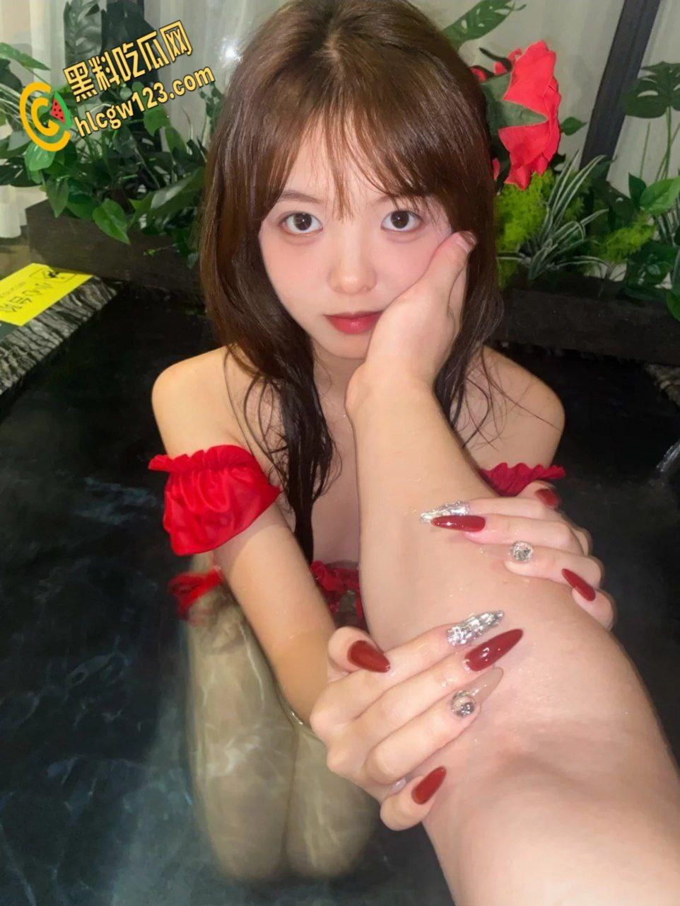 温泉少女榨精记 , 清纯少女潜伏温泉内勾引男人 , 性感酮体直吞大屌 ！-4