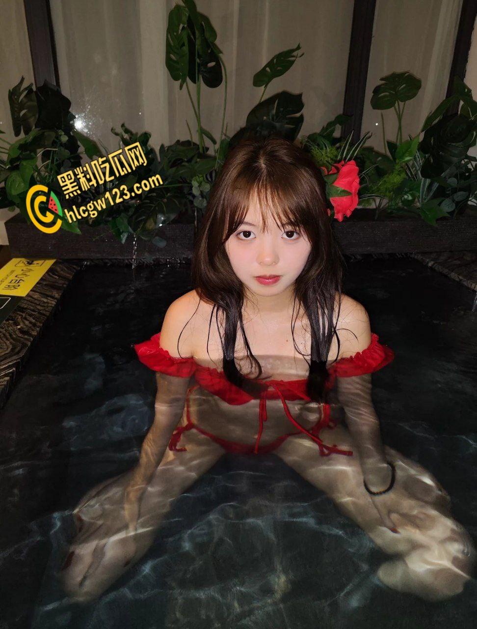 温泉少女榨精记 , 清纯少女潜伏温泉内勾引男人 , 性感酮体直吞大屌 ！-5