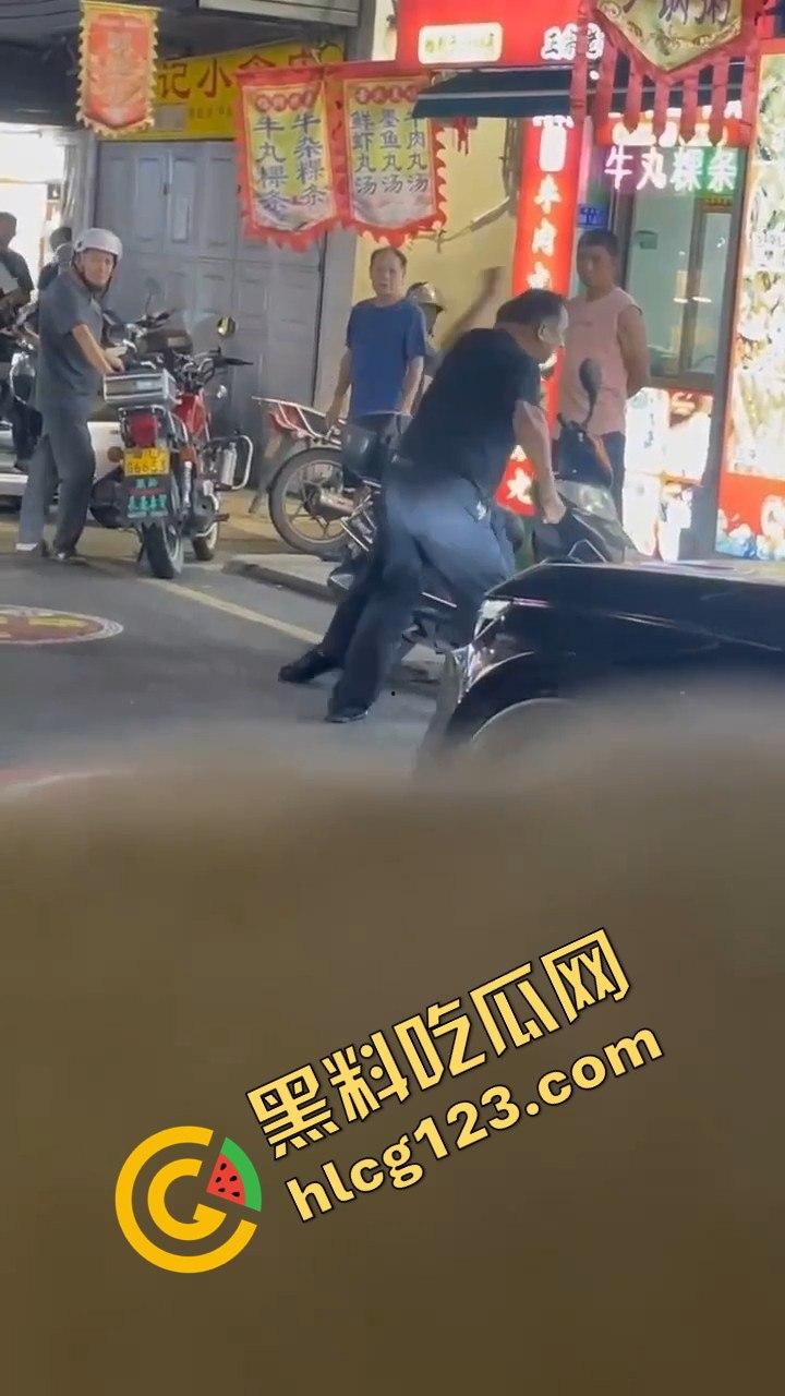 背心哥PK摩托车选手！见一次打一次，背心哥为何如此讨厌摩托车手？-2