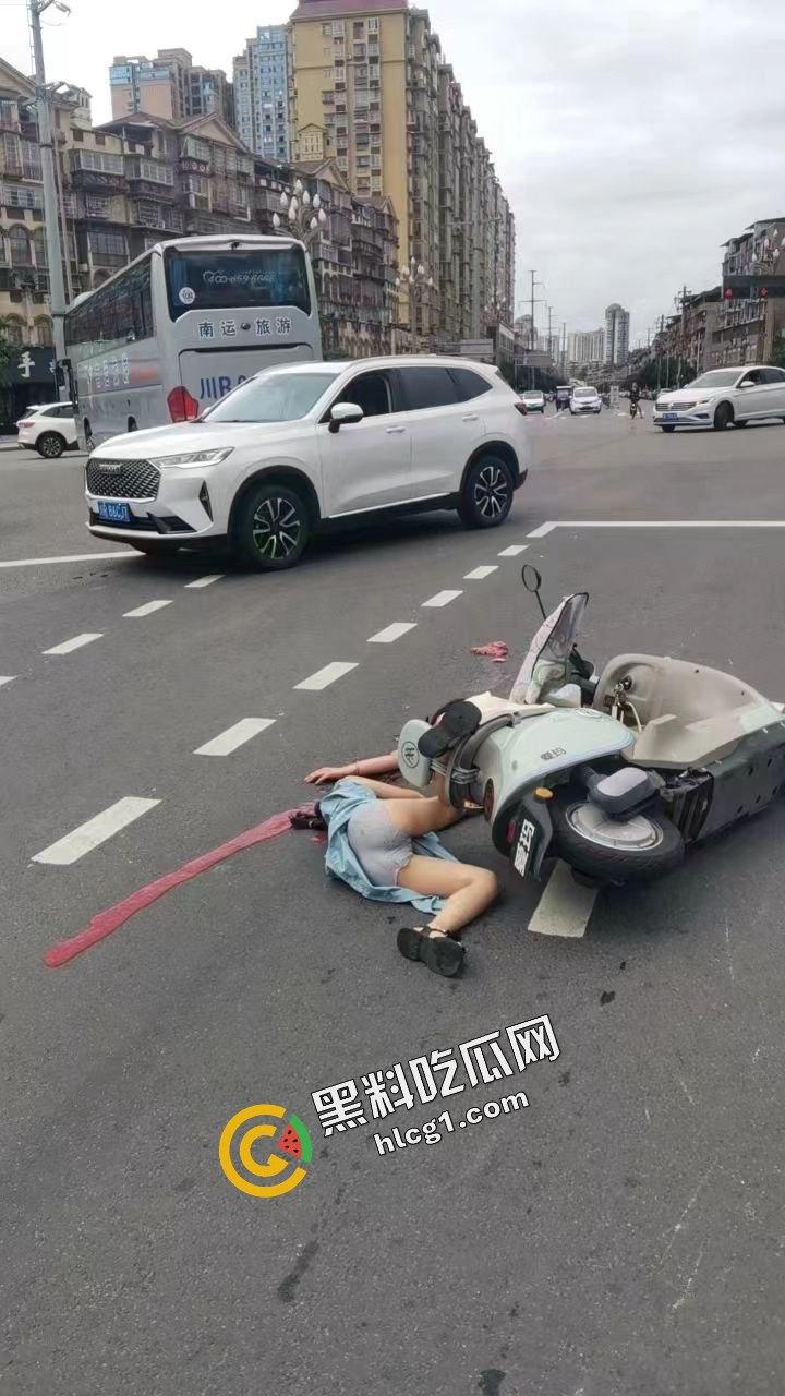 四川南充南部县大润发 发生一起车祸碾压事件 母亲带女儿开电动车被大巴碾压 孩子当场死亡-4