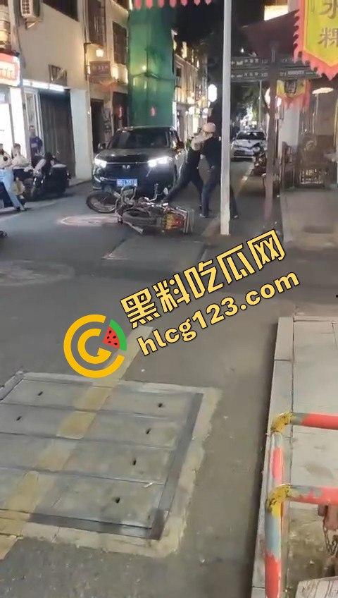 背心哥PK摩托车选手！见一次打一次，背心哥为何如此讨厌摩托车手？-8