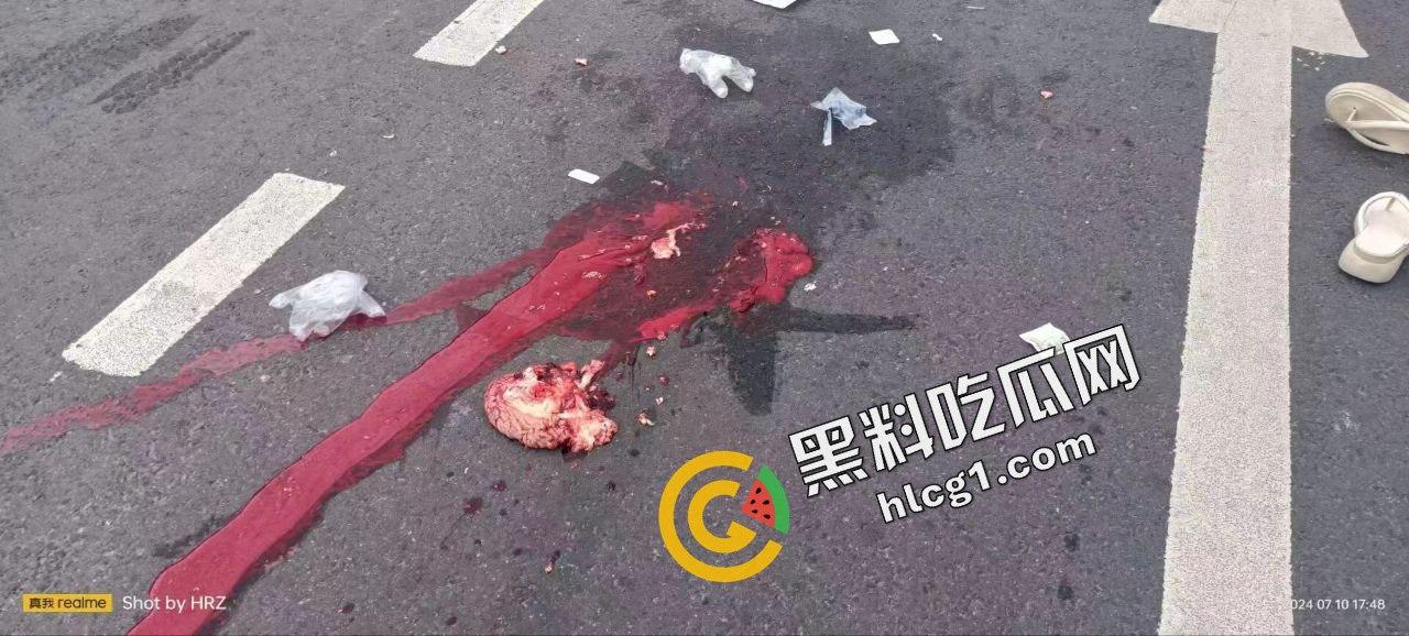 四川南充南部县大润发 发生一起车祸碾压事件 母亲带女儿开电动车被大巴碾压 孩子当场死亡-6